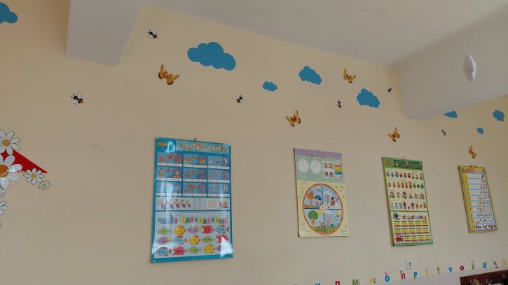 Пролетно настроение и цветна украса в начален етап.