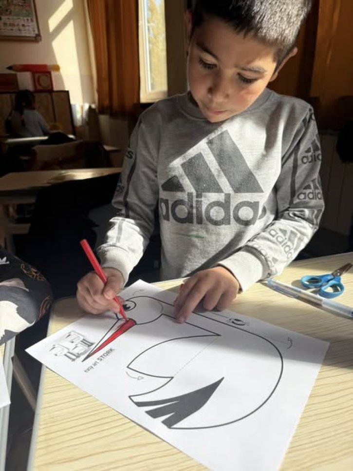 Малки творци посрещнаха пролетта с рисунки на щъркел.