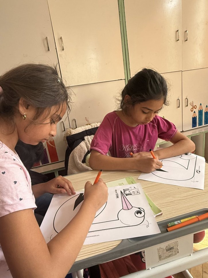 Малки творци посрещнаха пролетта с рисунки на щъркел.