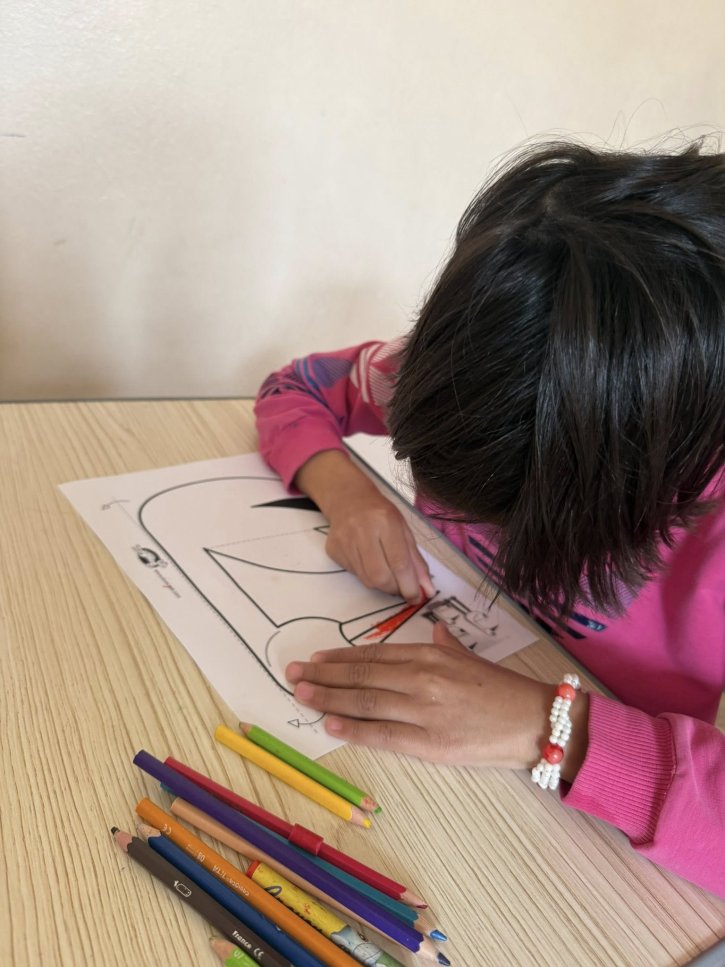 Малки творци посрещнаха пролетта с рисунки на щъркел.