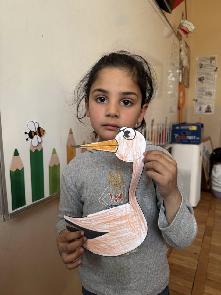 Малки творци посрещнаха пролетта с рисунки на щъркел.