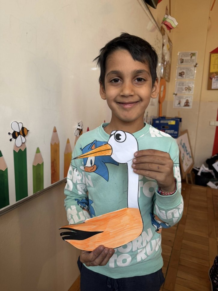 Малки творци посрещнаха пролетта с рисунки на щъркел.