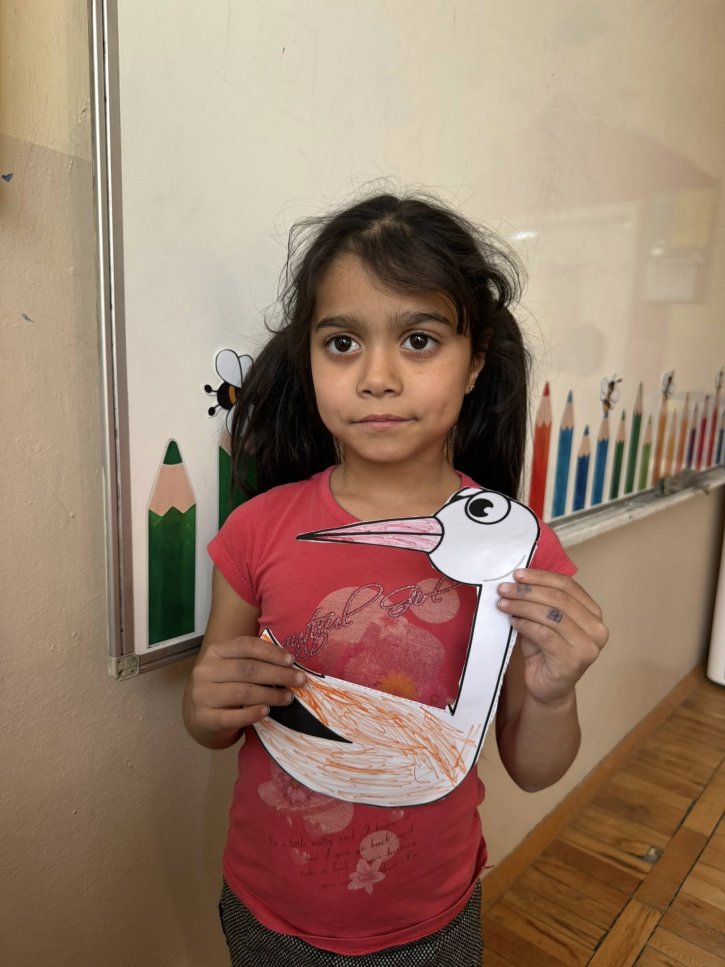 Малки творци посрещнаха пролетта с рисунки на щъркел.