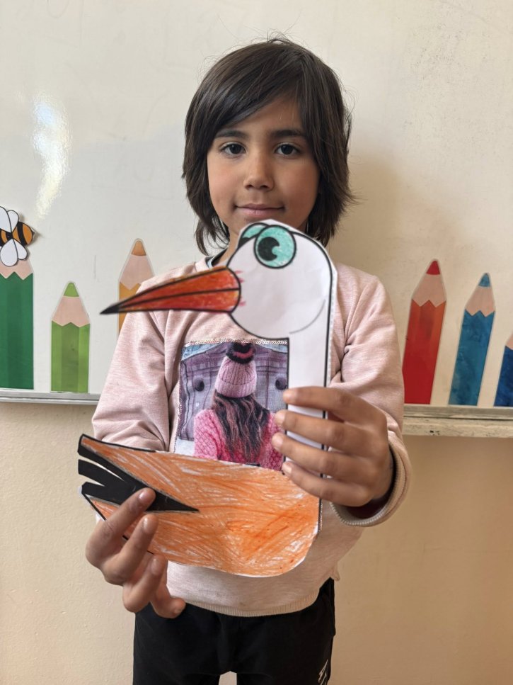 Малки творци посрещнаха пролетта с рисунки на щъркел.