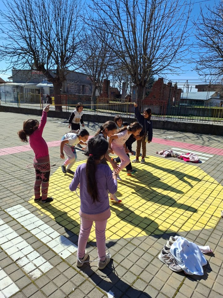 Активен отдих чрез спорт след учебния ден.