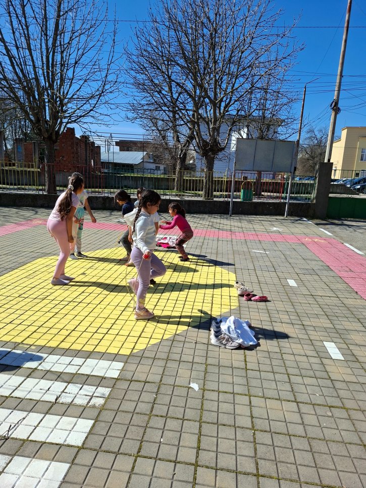 Активен отдих чрез спорт след учебния ден.