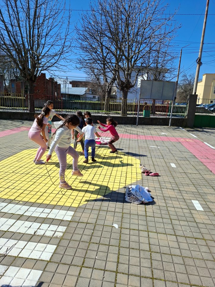 Активен отдих чрез спорт след учебния ден.