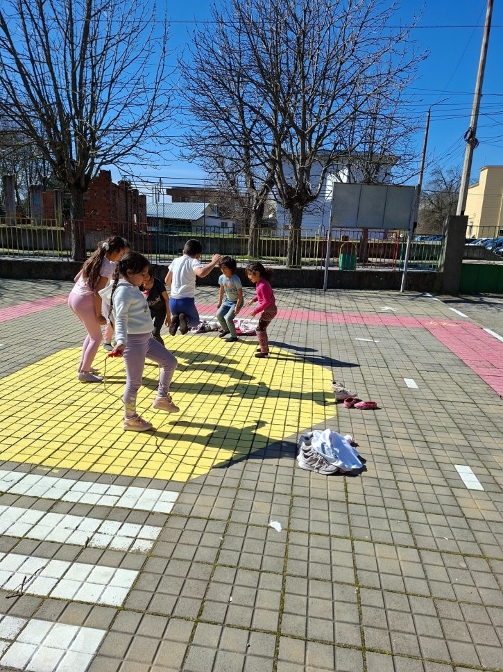 Активен отдих чрез спорт след учебния ден.