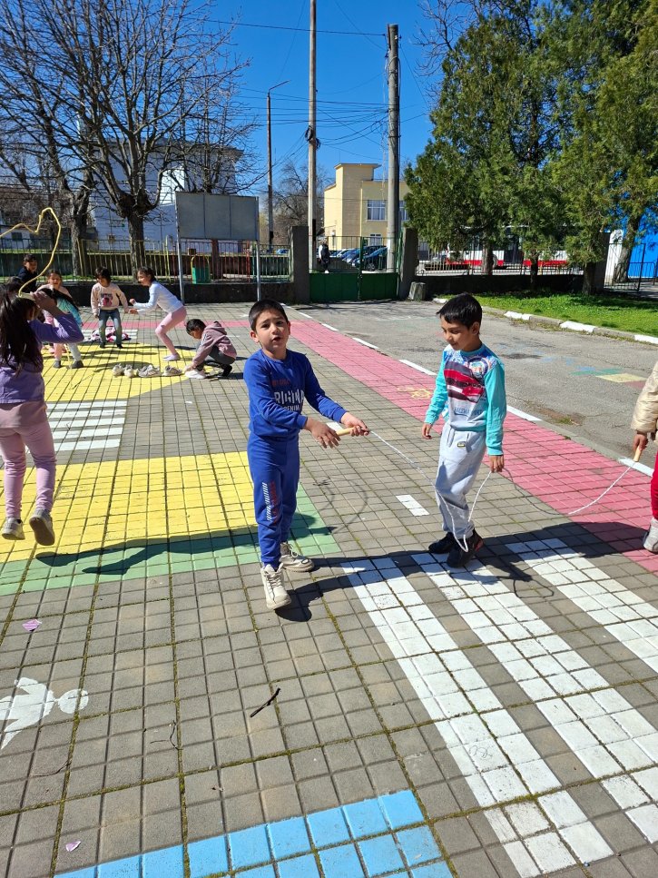 Активен отдих чрез спорт след учебния ден.