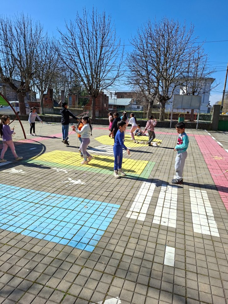 Активен отдих чрез спорт след учебния ден.