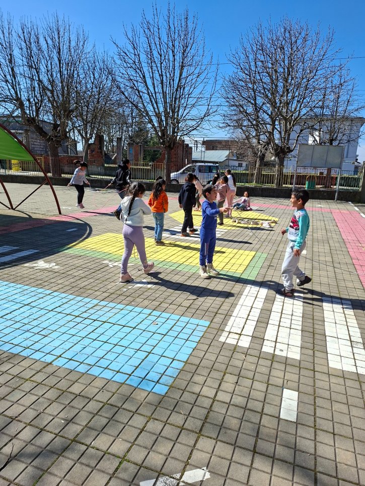 Активен отдих чрез спорт след учебния ден.