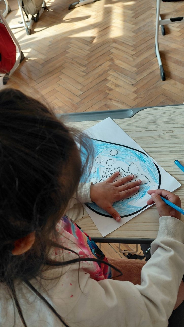 Ученици от 1. клас с урок за значението и опазването на водата.