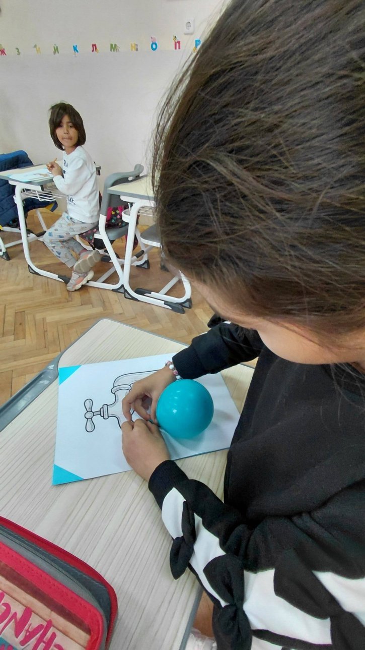 Ученици от 1. клас с урок за значението и опазването на водата.