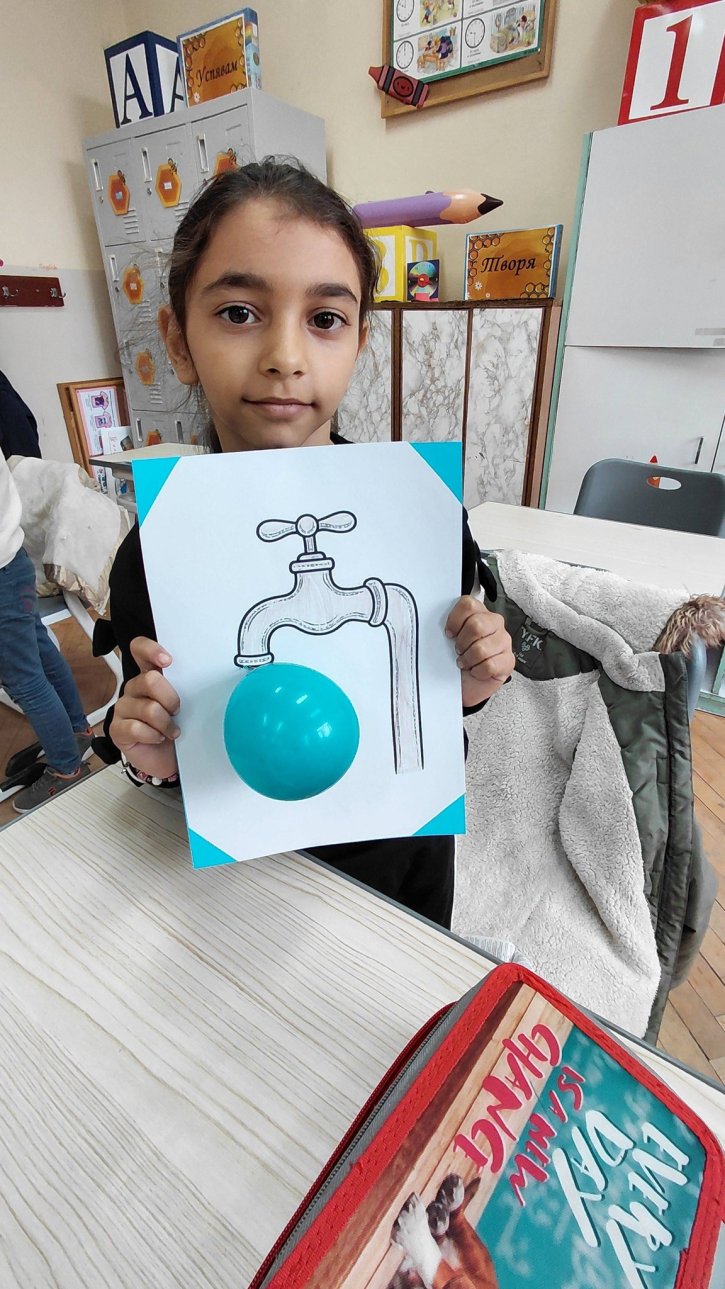 Ученици от 1. клас с урок за значението и опазването на водата.