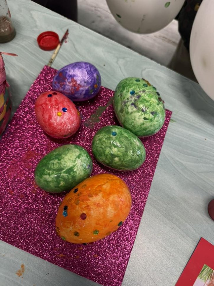 Ученици и родители се включиха в нашата великденска творческа работилничка.