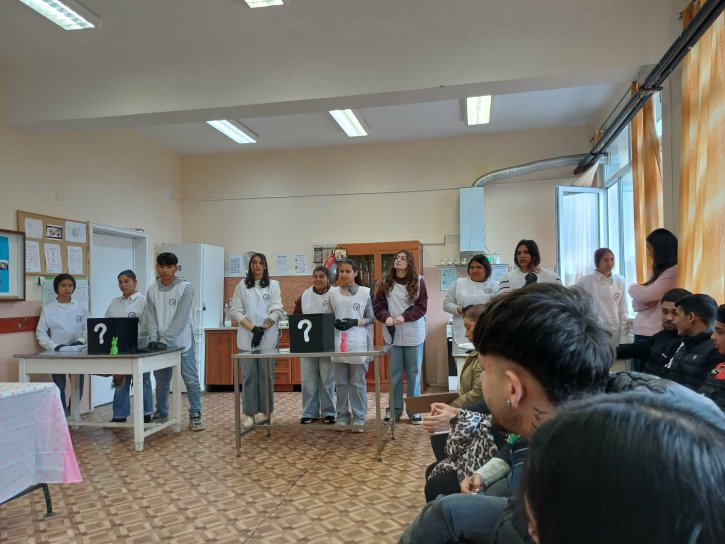 Празнична инициатива с великденски игри, викторина и кулинарно състезание.