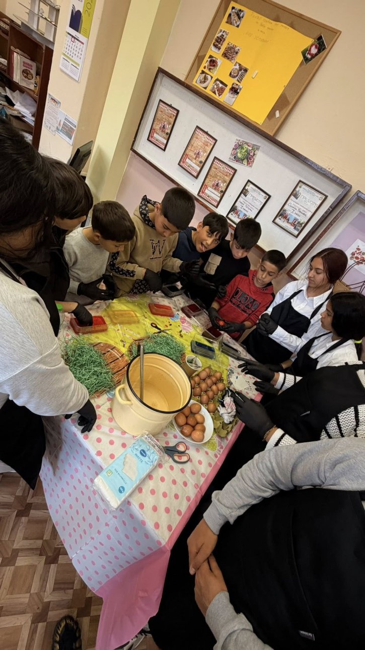 Празнична инициатива с великденски игри, викторина и кулинарно състезание.