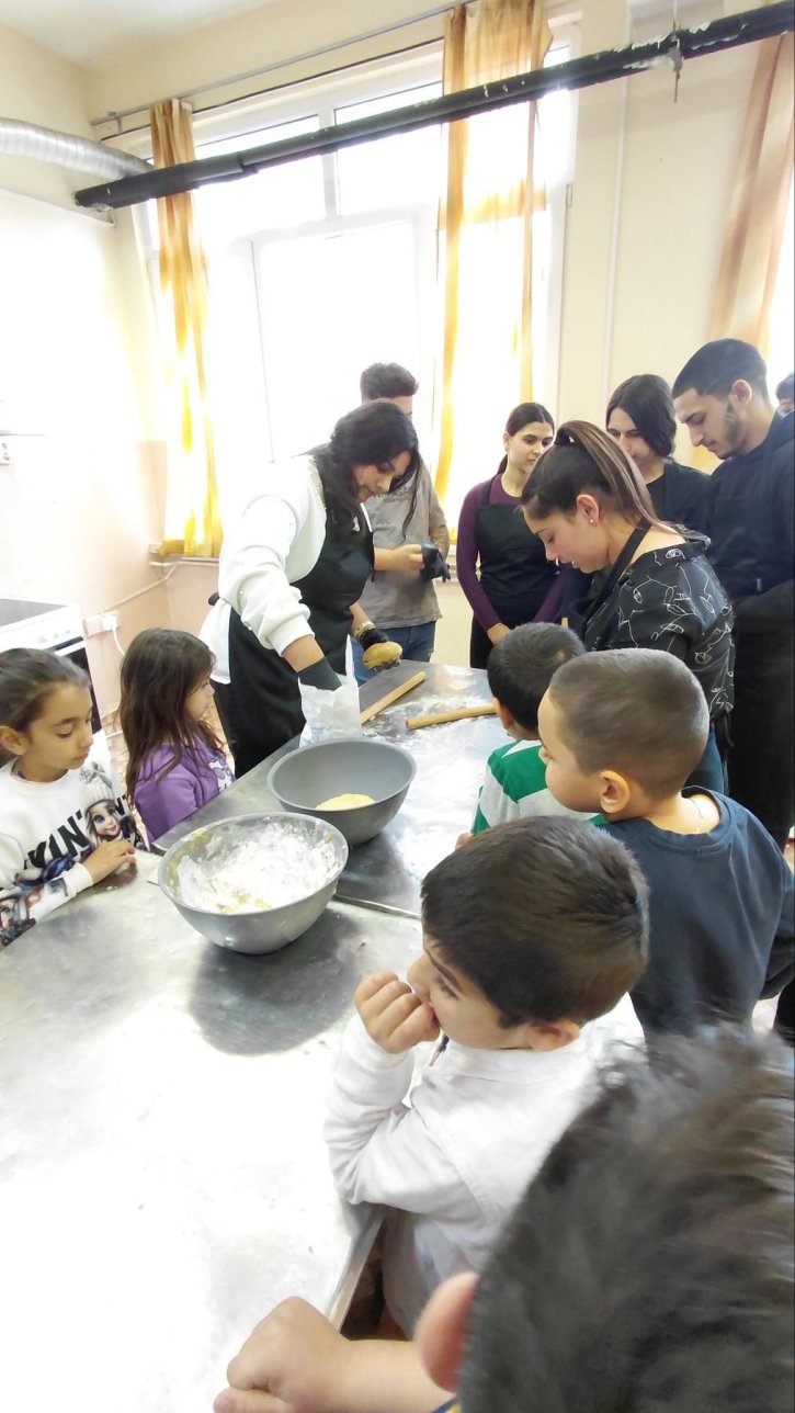 Учебна практика с великденски вкус, изпълнена с курабийки, усмивки и творчество.