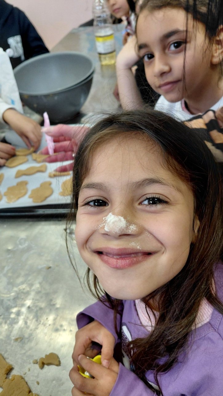 Учебна практика с великденски вкус, изпълнена с курабийки, усмивки и творчество.