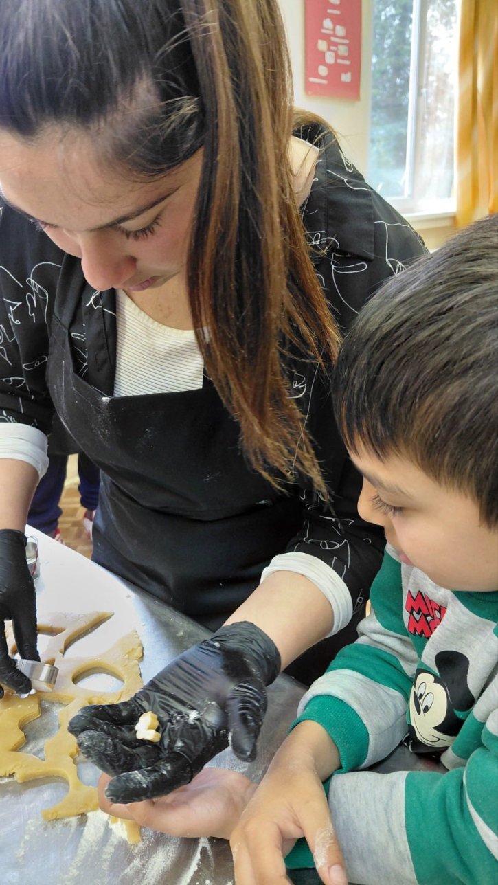 Учебна практика с великденски вкус, изпълнена с курабийки, усмивки и творчество.