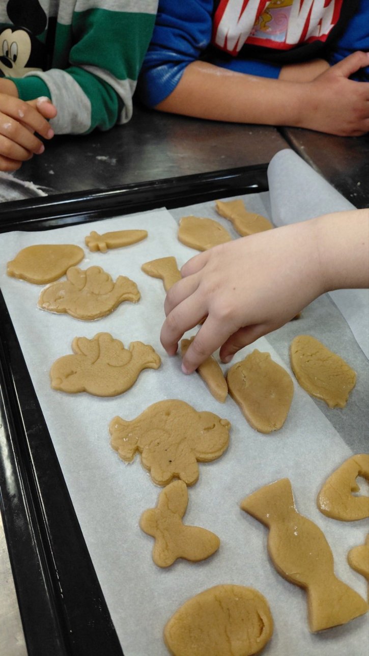 Учебна практика с великденски вкус, изпълнена с курабийки, усмивки и творчество.