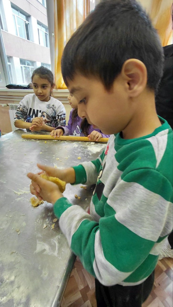 Учебна практика с великденски вкус, изпълнена с курабийки, усмивки и творчество.