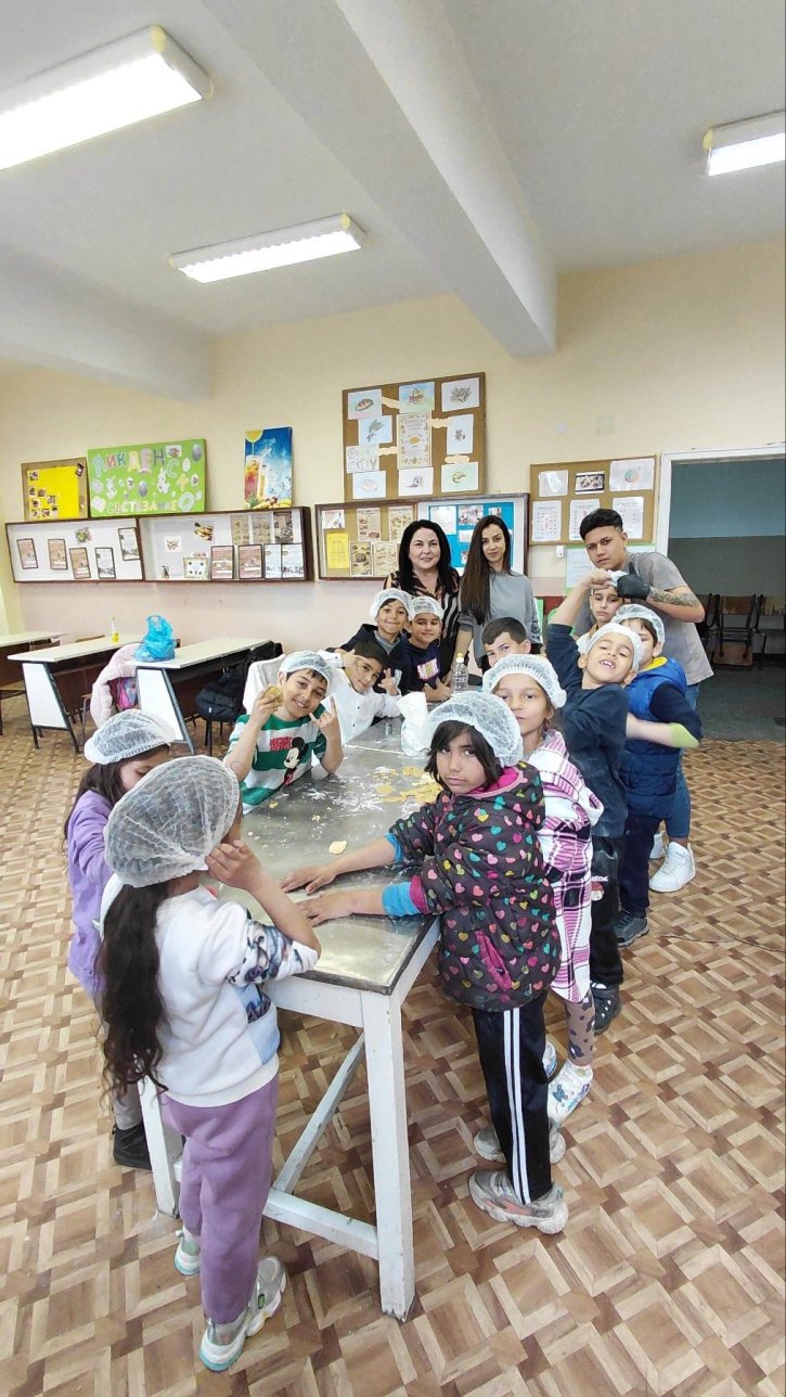 Учебна практика с великденски вкус, изпълнена с курабийки, усмивки и творчество.