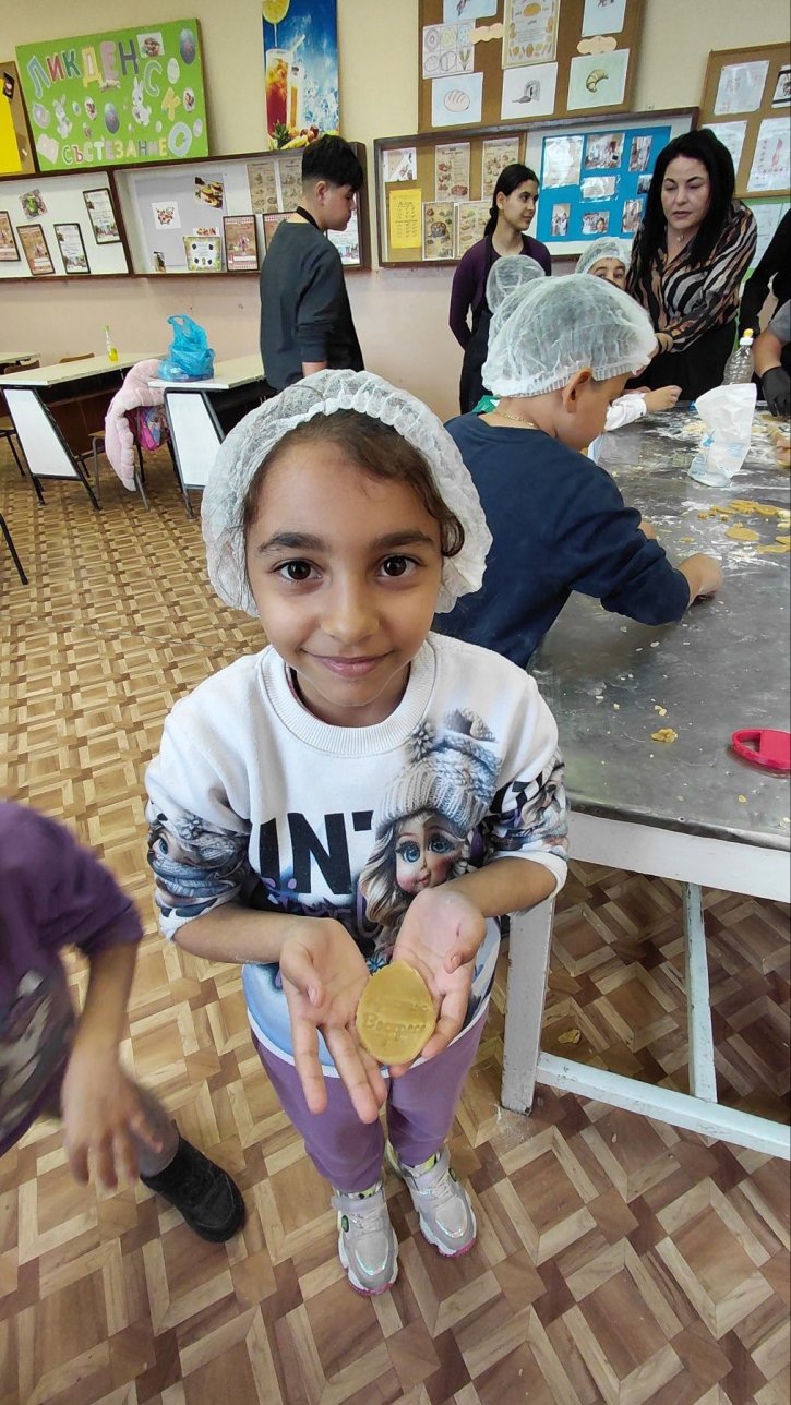 Учебна практика с великденски вкус, изпълнена с курабийки, усмивки и творчество.