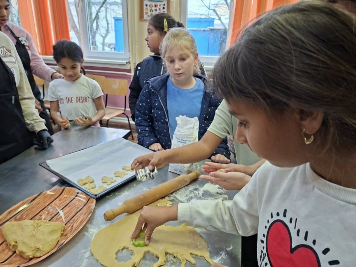 Учебна практика с великденски вкус, изпълнена с курабийки, усмивки и творчество.