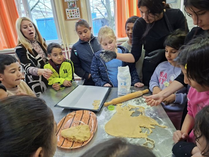 Учебна практика с великденски вкус, изпълнена с курабийки, усмивки и творчество.