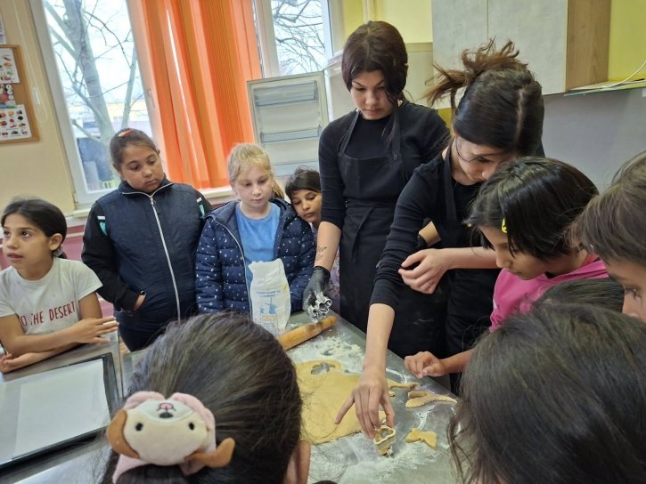 Учебна практика с великденски вкус, изпълнена с курабийки, усмивки и творчество.