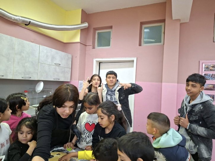 Учебна практика с великденски вкус, изпълнена с курабийки, усмивки и творчество.