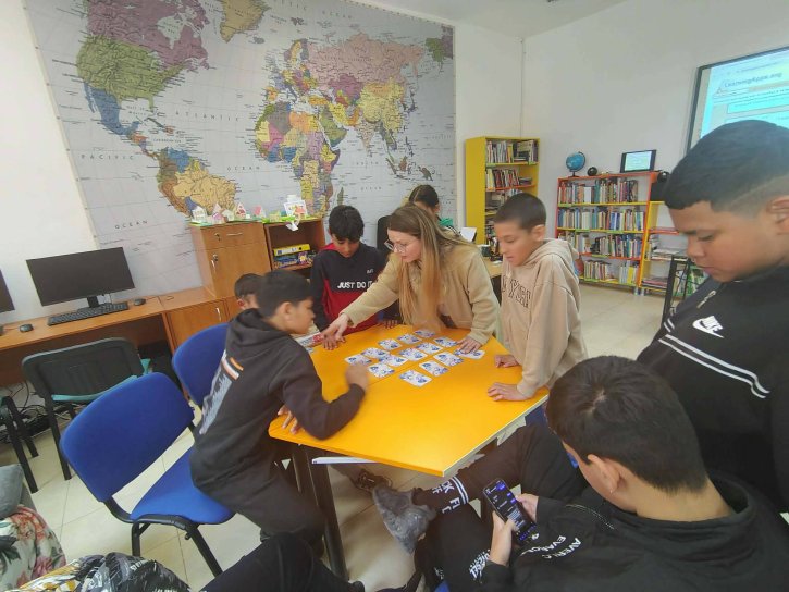 Ученици от 5. клас посетиха Градска библиотека „Пеньо Пенев“ в рамките на Националния маратон на четенето.