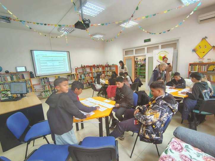 Ученици от 5. клас посетиха Градска библиотека „Пеньо Пенев“ в рамките на Националния маратон на четенето.