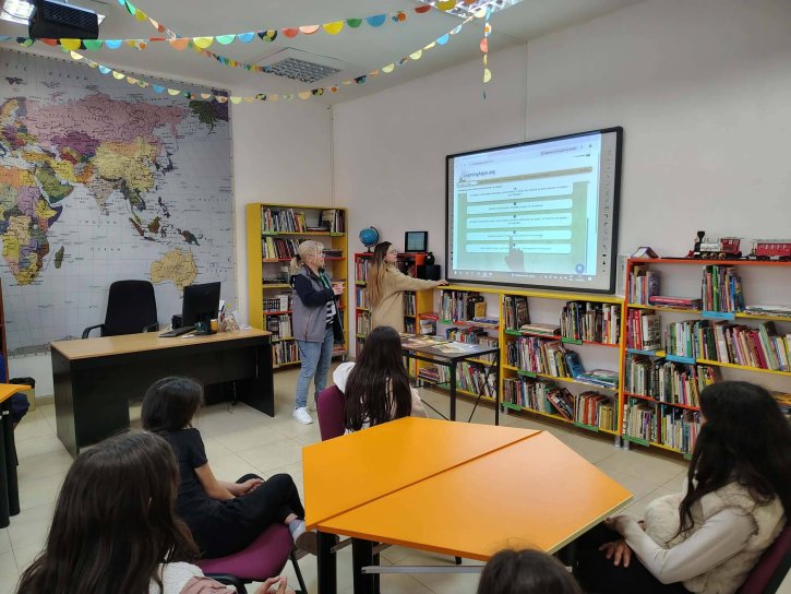 Ученици от 5. клас посетиха Градска библиотека „Пеньо Пенев“ в рамките на Националния маратон на четенето.