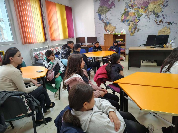 Ученици от 5. клас посетиха Градска библиотека „Пеньо Пенев“ в рамките на Националния маратон на четенето.