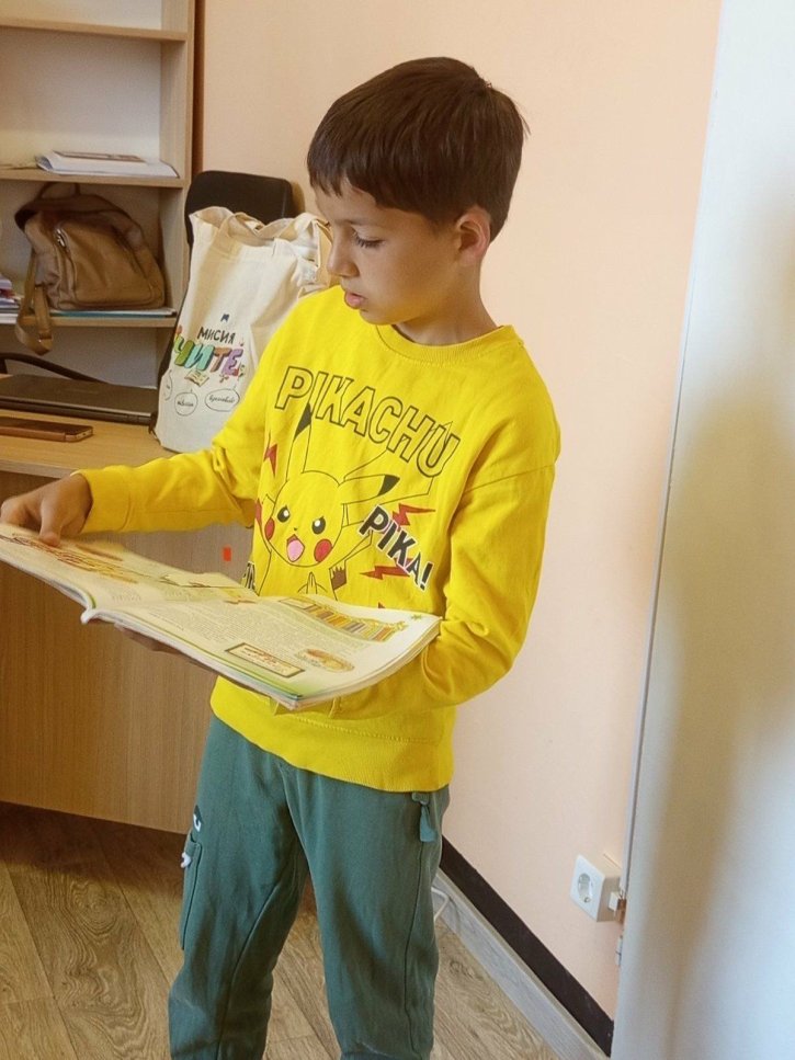 Празник на книгата в училищната библиотека с участие на ученици и гости от детска градина.