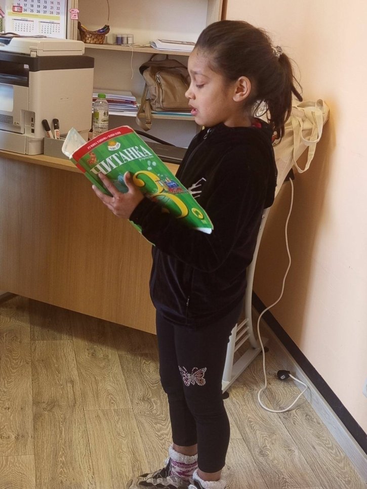 Празник на книгата в училищната библиотека с участие на ученици и гости от детска градина.