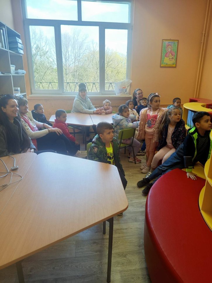 Празник на книгата в училищната библиотека с участие на ученици и гости от детска градина.