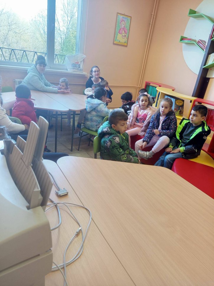 Празник на книгата в училищната библиотека с участие на ученици и гости от детска градина.