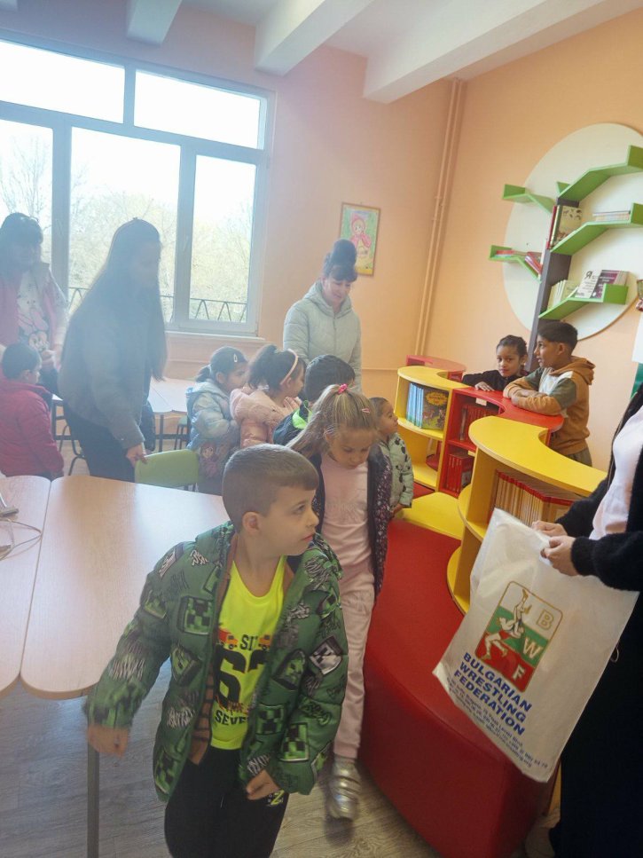 Празник на книгата в училищната библиотека с участие на ученици и гости от детска градина.