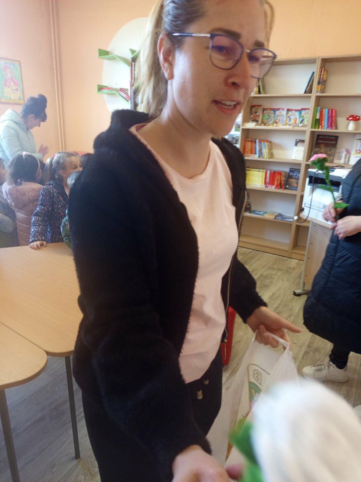 Празник на книгата в училищната библиотека с участие на ученици и гости от детска градина.