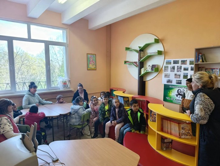 Празник на книгата в училищната библиотека с участие на ученици и гости от детска градина.