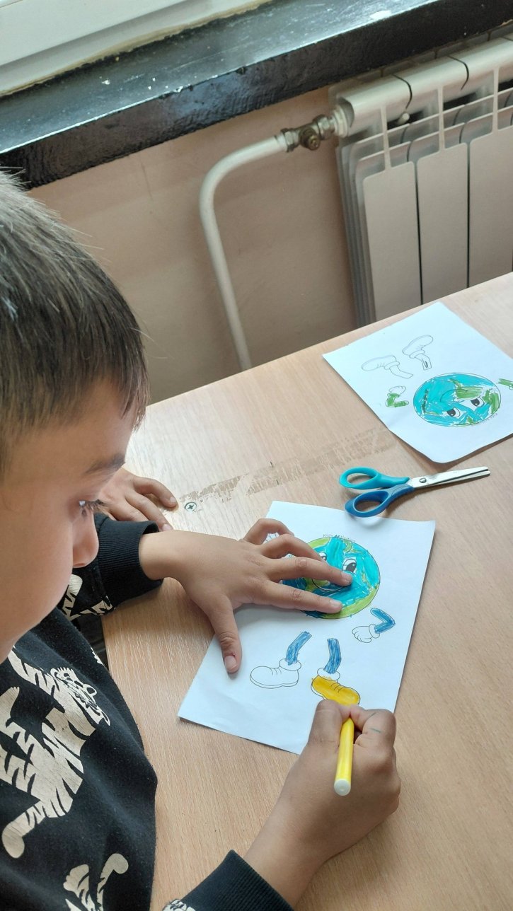 Първокласници отбелязаха Деня на Земята с творчество и грижа за природата.