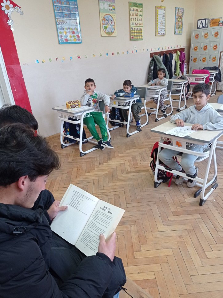 Походът на книгите събра първокласници и десетокласници.