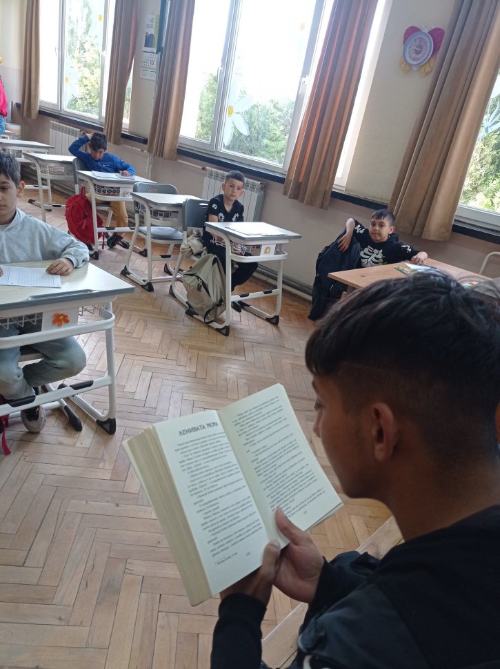 Походът на книгите събра първокласници и десетокласници.