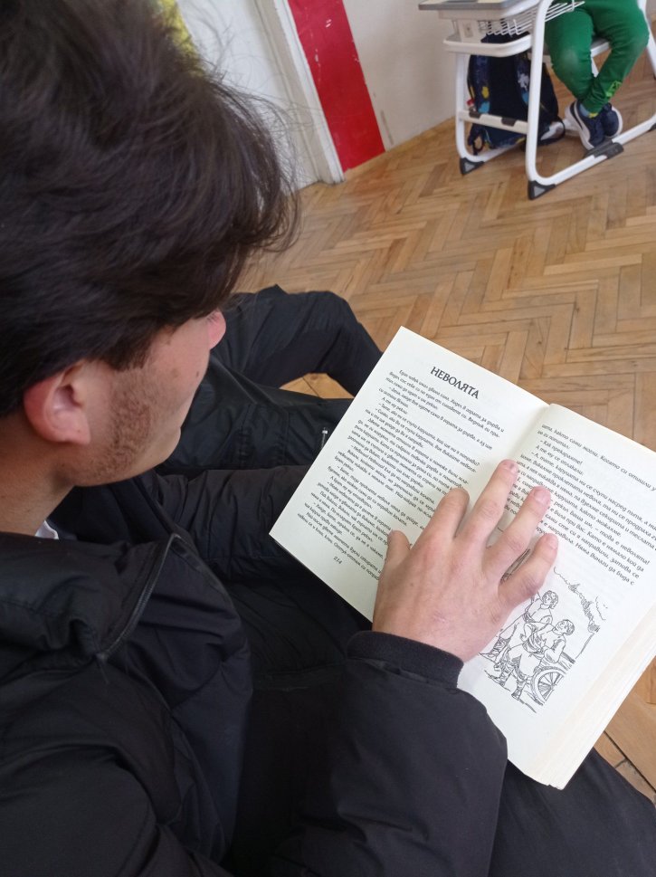 Походът на книгите събра първокласници и десетокласници.