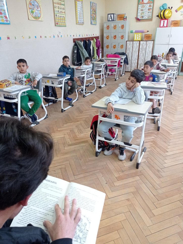 Походът на книгите събра първокласници и десетокласници.