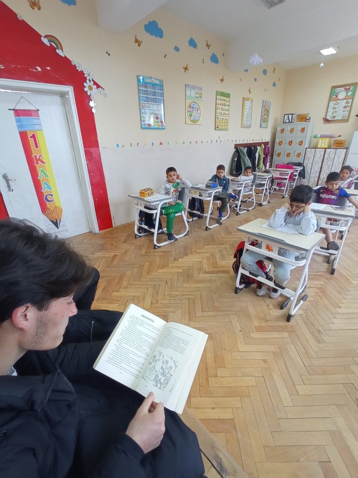Походът на книгите събра първокласници и десетокласници.