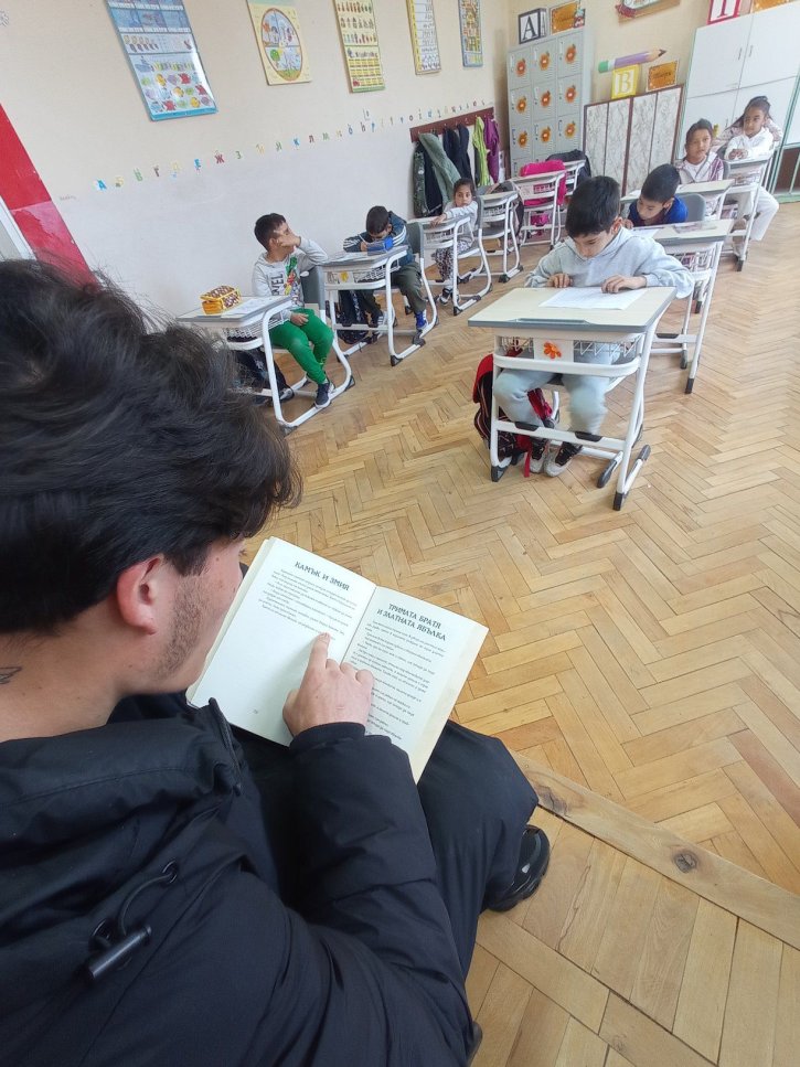 Походът на книгите събра първокласници и десетокласници.